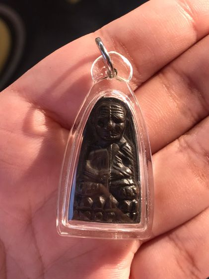 หลวงปู่ทวด เตารีด หลังหนังสือ ปี 06 บล็อคแตก เห็นเป็นร่องได้ชัดเจนที่ใบหน้า รมดำ พิมพ์ทรงถูกต้อง เก่า แท้ แปลก หายาก พร้อมเลี่ยมพลาสติก    พ รูปที่ 4