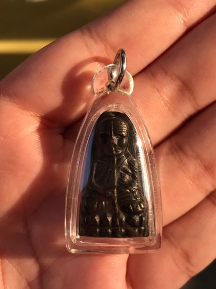 หลวงปู่ทวด เตารีด หลังหนังสือ ปี 06 บล็อคแตก เห็นเป็นร่องได้ชัดเจนที่ใบหน้า รมดำ พิมพ์ทรงถูกต้อง เก่า แท้ แปลก หายาก พร้อมเลี่ยมพลาสติก    พ รูปที่ 2