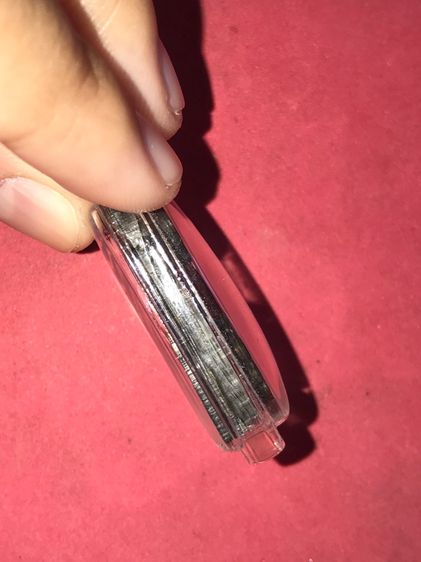 หลวงปู่ทวด เตารีด หลังหนังสือ ปี 06 บล็อคแตก เห็นเป็นร่องได้ชัดเจนที่ใบหน้า รมดำ พิมพ์ทรงถูกต้อง เก่า แท้ แปลก หายาก พร้อมเลี่ยมพลาสติก    พ รูปที่ 7