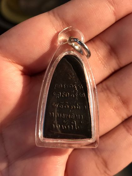 หลวงปู่ทวด เตารีด หลังหนังสือ ปี 06 บล็อคแตก เห็นเป็นร่องได้ชัดเจนที่ใบหน้า รมดำ พิมพ์ทรงถูกต้อง เก่า แท้ แปลก หายาก พร้อมเลี่ยมพลาสติก    พ รูปที่ 3