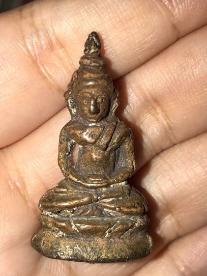 พระชัยวัฒน์ก้นอุดชันนะโรง หลวงปู่บุญ พิมพ์ชลูด เนื้อทองผสม วัดกลางบางแก้ว จ.นครปฐม พระถูกพิมพ์ พระหนา ล้ำ มีรอยแต่งตะไบข้าง ผิวมะระ แห้ง กระ รูปที่ 2