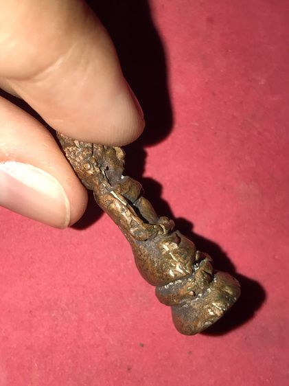 พระชัยวัฒน์ก้นอุดชันนะโรง หลวงปู่บุญ พิมพ์ชลูด เนื้อทองผสม วัดกลางบางแก้ว จ.นครปฐม พระถูกพิมพ์ พระหนา ล้ำ มีรอยแต่งตะไบข้าง ผิวมะระ แห้ง กระ รูปที่ 7