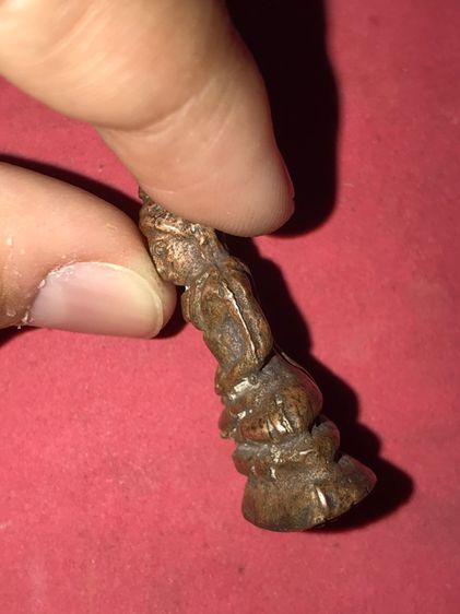 พระชัยวัฒน์ก้นอุดชันนะโรง หลวงปู่บุญ พิมพ์ชลูด เนื้อทองผสม วัดกลางบางแก้ว จ.นครปฐม พระถูกพิมพ์ พระหนา ล้ำ มีรอยแต่งตะไบข้าง ผิวมะระ แห้ง กระ รูปที่ 5