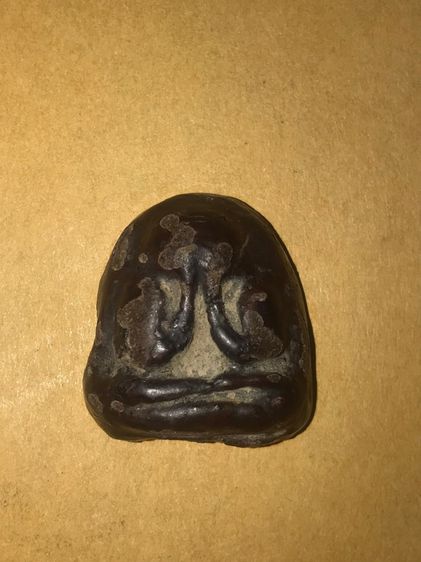 พระปิดตา หลังเรียบ หลวงพ่อปาน วัดเครือวัลย์ ชลบุรี เนื้อผงชุบรัก มวลสารผงเก่าหลวงพ่อแก้ว ผิวเรียบ เนียน มัน รักร่อนหลุด แห้ง เก่า พระแท้ หาย