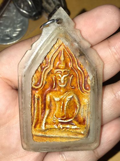 พระขุนแผนเคลือบ สีเหลือง กรุวัดใหญ่ชัยมงคล มีคราบกรุ ขี้ดินอยู่ครบ พุทธศิลป์พระฟอร์มสวยจัด ใหญ่ ล่ำ เดิมๆ เป็นธรรมชาติ เข้มขลัง สวยงามมาก สม รูปที่ 3