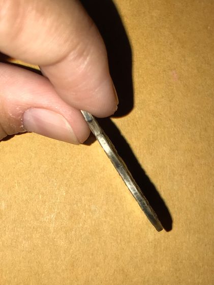 เหรียญรุ่นแรก หลวงพ่อหิน วัดเขื่อนกรุณา ชัยนาท เนื้ออัลปากา ปี 2479 เหรียญหายากและประสบการณ์สูง เหรียญนี้ขอบเลื่อยหลังแอ่น พิมพ์นิยม  เป็นเห รูปที่ 6