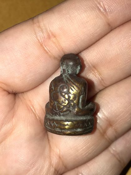 รูปหล่อโบราณ หลวงปู่ทิม อิสริโก วัดละหารไร่ จ.ระยอง รุ่นแรกๆ ด้านหลังมียันต์ห้า เนื้อออกสำริด เนื้อเหยี่ยว ย่น ตะไบหยาบ พิมพ์คมชัด ตำหนืครบ  รูปที่ 2