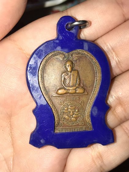 เหรียญท่านพ่อลี หลังท้าวเวสสุวรรณ์ ทองแดงรมดำ วัดป่าธรรมรังสี ปี 2519 เก่า แท้ หายาก พร้อมเลี่ยมกรอบอย่างดี  พุทธคุณ โดดเด่นในด้านแคล้วคลาด  รูปที่ 2