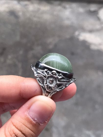 เพชรตาแมว ทำเป็นหัวแหวน แบบหลังเต่า ใส่แหวนเงิน ลายดอกพุฒตาล เส้นผ่าศูนย์กลางประมาณ 2 ซม. สีตุ่นๆ ออกอมดำ และสีขาวขุ่น ลักษณะเป็นชั้นๆของวงส รูปที่ 7