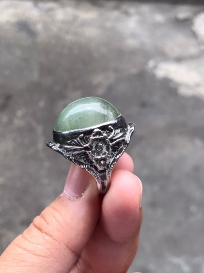 เพชรตาแมว ทำเป็นหัวแหวน แบบหลังเต่า ใส่แหวนเงิน ลายดอกพุฒตาล เส้นผ่าศูนย์กลางประมาณ 2 ซม. สีตุ่นๆ ออกอมดำ และสีขาวขุ่น ลักษณะเป็นชั้นๆของวงส รูปที่ 8