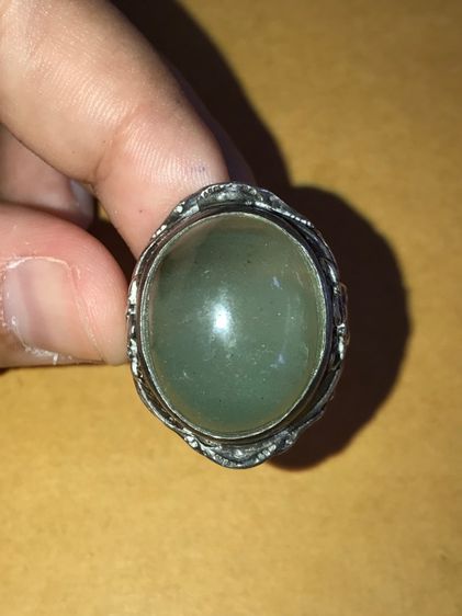 เพชรตาแมว ทำเป็นหัวแหวน แบบหลังเต่า ใส่แหวนเงิน ลายดอกพุฒตาล เส้นผ่าศูนย์กลางประมาณ 2 ซม. สีตุ่นๆ ออกอมดำ และสีขาวขุ่น ลักษณะเป็นชั้นๆของวงส รูปที่ 14