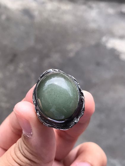 เพชรตาแมว ทำเป็นหัวแหวน แบบหลังเต่า ใส่แหวนเงิน ลายดอกพุฒตาล เส้นผ่าศูนย์กลางประมาณ 2 ซม. สีตุ่นๆ ออกอมดำ และสีขาวขุ่น ลักษณะเป็นชั้นๆของวงส รูปที่ 6