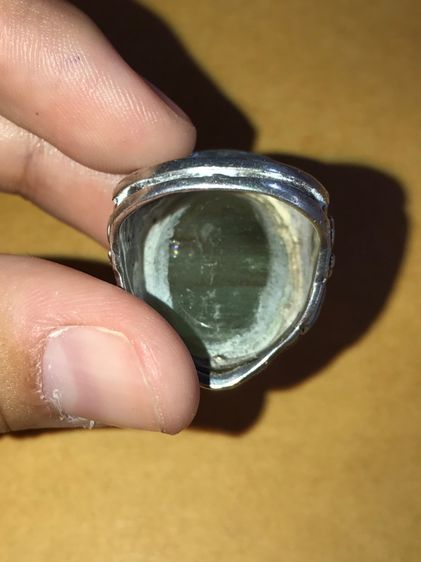 เพชรตาแมว ทำเป็นหัวแหวน แบบหลังเต่า ใส่แหวนเงิน ลายดอกพุฒตาล เส้นผ่าศูนย์กลางประมาณ 2 ซม. สีตุ่นๆ ออกอมดำ และสีขาวขุ่น ลักษณะเป็นชั้นๆของวงส รูปที่ 15