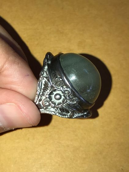 เพชรตาแมว ทำเป็นหัวแหวน แบบหลังเต่า ใส่แหวนเงิน ลายดอกพุฒตาล เส้นผ่าศูนย์กลางประมาณ 2 ซม. สีตุ่นๆ ออกอมดำ และสีขาวขุ่น ลักษณะเป็นชั้นๆของวงส รูปที่ 4