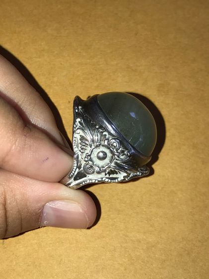 เพชรตาแมว ทำเป็นหัวแหวน แบบหลังเต่า ใส่แหวนเงิน ลายดอกพุฒตาล เส้นผ่าศูนย์กลางประมาณ 2 ซม. สีตุ่นๆ ออกอมดำ และสีขาวขุ่น ลักษณะเป็นชั้นๆของวงส รูปที่ 5