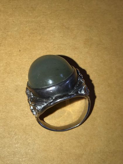 เพชรตาแมว ทำเป็นหัวแหวน แบบหลังเต่า ใส่แหวนเงิน ลายดอกพุฒตาล เส้นผ่าศูนย์กลางประมาณ 2 ซม. สีตุ่นๆ ออกอมดำ และสีขาวขุ่น ลักษณะเป็นชั้นๆของวงส รูปที่ 3