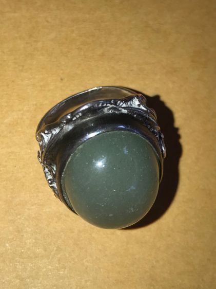 เพชรตาแมว ทำเป็นหัวแหวน แบบหลังเต่า ใส่แหวนเงิน ลายดอกพุฒตาล เส้นผ่าศูนย์กลางประมาณ 2 ซม. สีตุ่นๆ ออกอมดำ และสีขาวขุ่น ลักษณะเป็นชั้นๆของวงส รูปที่ 13