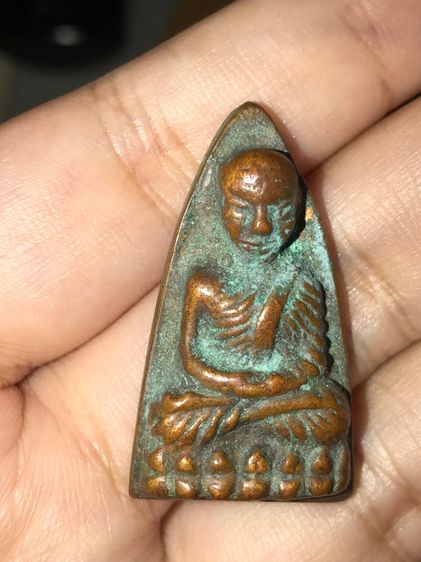 หลวงปู่ทวด หลังเตารีด หน้าจีน ปี 2508 หลังเรียบ เนื้อแดง มีคราบขี้เบ้า รอยตะไบขอบ และตะไบหลัง องค์นี้สภาพสวยเดิมๆ แห้ง ผิวสองสีสร้างน้อย ควา รูปที่ 6