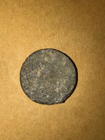 พระงบน้ำอ้อย พิมพ์เล็ก หลวงพ่อเนียม วัดน้อย เนื้อตะกั่วน้ำนม เก่า กระแสเนื้อเทาอมดำ ไขขาวอมเหลือง และแดง ผุดขึ้นจากเนื้อพระ ปกคลุมพื้นผิวเป็ รูปที่ 2