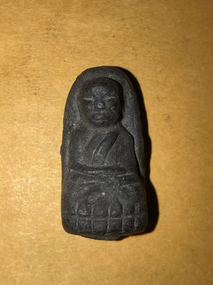 หลวงปู่ทวด พิมพ์พระรอด เนื้อผงผสมว่าน ผิวสีดำ มีมวลสาร เก่า แท้ หายาก ไม่รู้ที่  รูปที่ 8