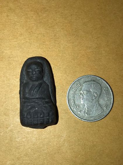 หลวงปู่ทวด พิมพ์พระรอด เนื้อผงผสมว่าน ผิวสีดำ มีมวลสาร เก่า แท้ หายาก ไม่รู้ที่  รูปที่ 3