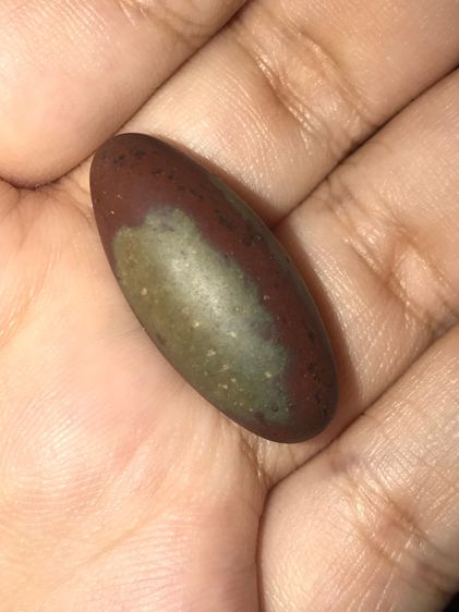 เหล็กไหล ทรงลูกรักบี้ สีแดงสลับเทา มีลายแบ่งเป็น 2 ส่วน เกิดขึ้นเองตามธรรมชาติ ขนาดประมาณ 1 นิ้ว. ผิวเรียบ เนียนมือ มีน้ำหนัก ตึงมือ สภาพสวย รูปที่ 10