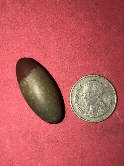 เหล็กไหล ทรงลูกรักบี้ สีแดงสลับเทา มีลายแบ่งเป็น 2 ส่วน เกิดขึ้นเองตามธรรมชาติ ขนาดประมาณ 1 นิ้ว. ผิวเรียบ เนียนมือ มีน้ำหนัก ตึงมือ สภาพสวย รูปที่ 7