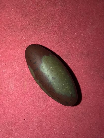 เหล็กไหล ทรงลูกรักบี้ สีแดงสลับเทา มีลายแบ่งเป็น 2 ส่วน เกิดขึ้นเองตามธรรมชาติ ขนาดประมาณ 1 นิ้ว. ผิวเรียบ เนียนมือ มีน้ำหนัก ตึงมือ สภาพสวย รูปที่ 4