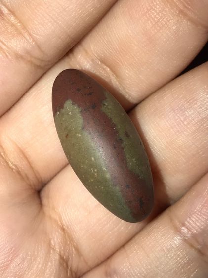 เหล็กไหล ทรงลูกรักบี้ สีแดงสลับเทา มีลายแบ่งเป็น 2 ส่วน เกิดขึ้นเองตามธรรมชาติ ขนาดประมาณ 1 นิ้ว. ผิวเรียบ เนียนมือ มีน้ำหนัก ตึงมือ สภาพสวย รูปที่ 9