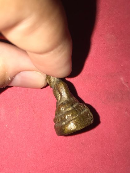 หล่อโบราณ พระชัยวัฒน์ มีกริ่ง เนื้อทองเหลืองเก่า แห้ง พรุน ผิวเดิมๆ เก่า แท้ แปลก หายาก ไม่รู้ที่ พระชัยวัฒน์ อุดกริ่งที่ฐาน ด้วยเนื้อทองแดง รูปที่ 4