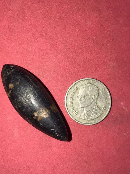 เหล็กไหล ทรงยาว กลมมน ขนาดยาว 1 นิ้ว มีน้ำหนัก สีดำ สภาพผิวเป็นมัน เนื้อแน่น เนียน รูปทรงเป็นธรรมชาติ เก่า แท้ หายากมากๆ เหล็กไหล เป็นเครื่อ รูปที่ 9