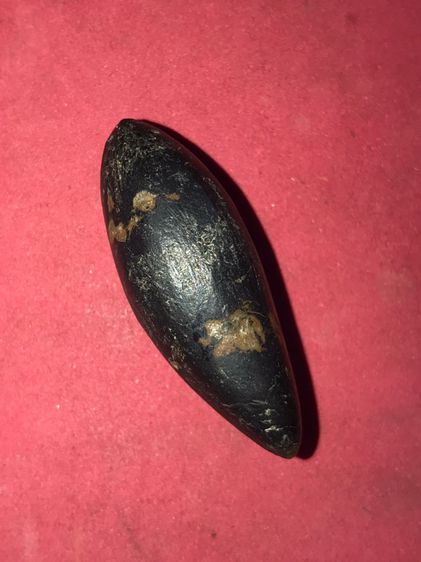 เหล็กไหล ทรงยาว กลมมน ขนาดยาว 1 นิ้ว มีน้ำหนัก สีดำ สภาพผิวเป็นมัน เนื้อแน่น เนียน รูปทรงเป็นธรรมชาติ เก่า แท้ หายากมากๆ เหล็กไหล เป็นเครื่อ รูปที่ 5