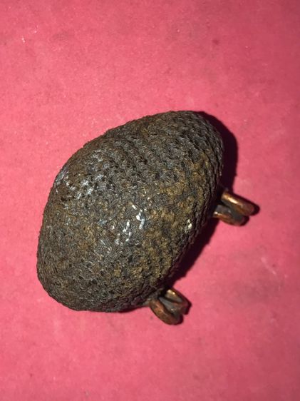 เบี้ยแก้ ฝังหนังเสือ หลวงปู่เพิ่ม วัดกลางบางแก้ว ถักเชือกปอ หูทองแดงทุบ ข้างละ 2 หู สีน้ำตาล ขนาดใหญ่ มีน้ำหนัก ปรอทไม่ตาย มีความเป็นธรรมชาต รูปที่ 4