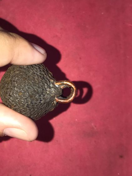 เบี้ยแก้ ฝังหนังเสือ หลวงปู่เพิ่ม วัดกลางบางแก้ว ถักเชือกปอ หูทองแดงทุบ ข้างละ 2 หู สีน้ำตาล ขนาดใหญ่ มีน้ำหนัก ปรอทไม่ตาย มีความเป็นธรรมชาต รูปที่ 2