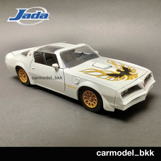 โมเดลรถ Pontiac Firebird 1977 Trans Am Pearl White with Gold Wheels ยี่ห้อ Jada-Bigtime Muscle ขนาด 1 ต่อ 24 โมเดลรถคอลเลกชัน Car Model BKK รูปที่ 1