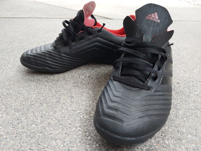 รองเท้าฟุตบอล ดำ รองเท้า Adidas