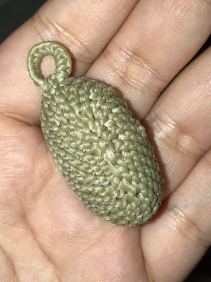 คตขนุน ขนาดประมาณ ยาว 4 ซม กว้าง 1.5 ซม ผิวสีขาวอมเทา ผิวลื่น มัน แห้ง แตกลาน เก่า อายุหลายร้อยปี แท้ เรียบเนียนไม่มีรอยคมมือ รูปทรงแบบนี้หา รูปที่ 7