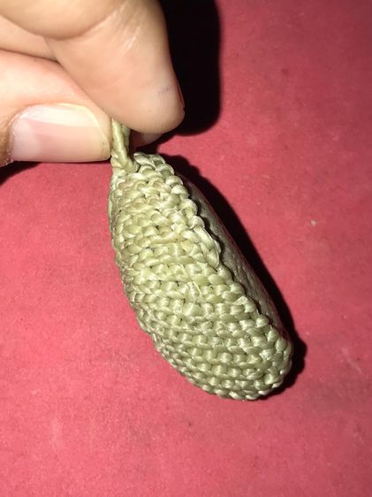 คตขนุน ขนาดประมาณ ยาว 4 ซม กว้าง 1.5 ซม ผิวสีขาวอมเทา ผิวลื่น มัน แห้ง แตกลาน เก่า อายุหลายร้อยปี แท้ เรียบเนียนไม่มีรอยคมมือ รูปทรงแบบนี้หา รูปที่ 5