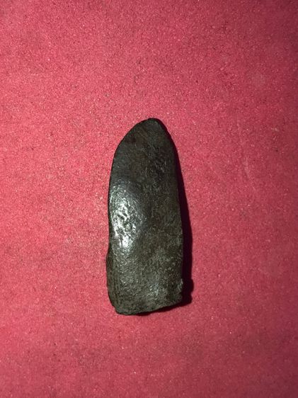 พระรอด พิมพ์เล็ก ตัดขอบชิด เนื้อดินเผา สีดำ พระอุระผึ่งแลดูเด่นสง่างาม มีเส้นน้ำตก ชัดเจน เก่า แท้ หายาก ไม่รู้กรุ รูปที่ 2