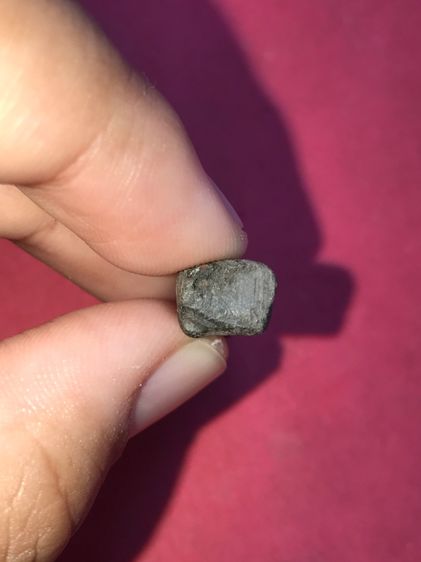 พระรอด พิมพ์เล็ก ตัดขอบชิด เนื้อดินเผา สีดำ พระอุระผึ่งแลดูเด่นสง่างาม มีเส้นน้ำตก ชัดเจน เก่า แท้ หายาก ไม่รู้กรุ รูปที่ 5