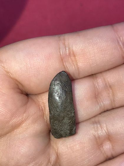 พระรอด พิมพ์เล็ก ตัดขอบชิด เนื้อดินเผา สีดำ พระอุระผึ่งแลดูเด่นสง่างาม มีเส้นน้ำตก ชัดเจน เก่า แท้ หายาก ไม่รู้กรุ รูปที่ 8