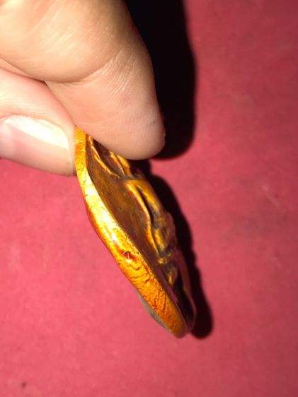 พระขุนแผนใบพุทราเคลือบ กรุวัดใหญ่ชัยมงคล อยุธยา สีเหลือง เนื้อดิน มีคราบกรุ ขี้ดินอยู่ครบ พุทธศิลป์พระฟอร์มสวยจัด ใหญ่ ล่ำ เดิมๆ เป็นธรรมชาต รูปที่ 3