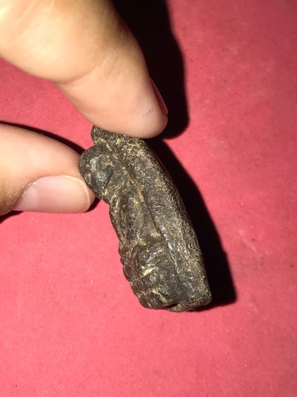 พระหลวงพ่อทวด เนื้อว่าน พิมพ์ใหญ่ ไหล่จุดหูขีด นิยม ปี2497 จ.ปัตตานี ด้านหลังเรียบ เนื้อว่านออกสีเทาดำ ดินกากยายักษ์ ผิวเดิมๆ แร่จม เป็นธรรม รูปที่ 4