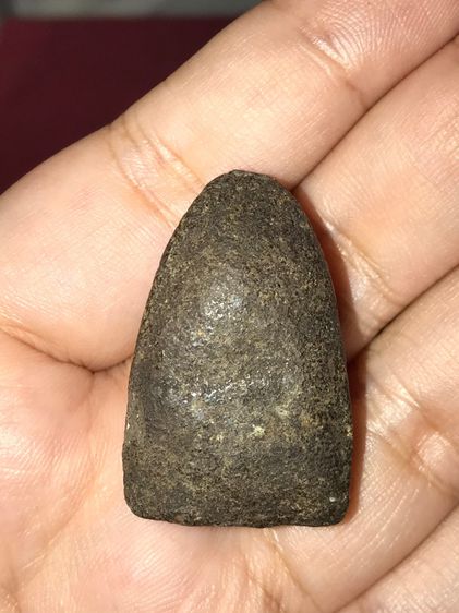 พระหลวงพ่อทวด เนื้อว่าน พิมพ์ใหญ่ ไหล่จุดหูขีด นิยม ปี2497 จ.ปัตตานี ด้านหลังเรียบ เนื้อว่านออกสีเทาดำ ดินกากยายักษ์ ผิวเดิมๆ แร่จม เป็นธรรม รูปที่ 8