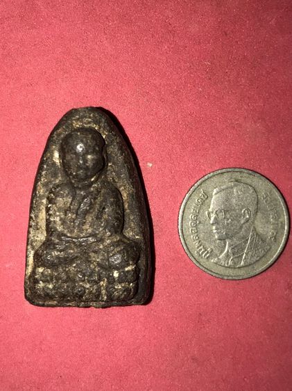 พระหลวงพ่อทวด เนื้อว่าน พิมพ์ใหญ่ ไหล่จุดหูขีด นิยม ปี2497 จ.ปัตตานี ด้านหลังเรียบ เนื้อว่านออกสีเทาดำ ดินกากยายักษ์ ผิวเดิมๆ แร่จม เป็นธรรม รูปที่ 6