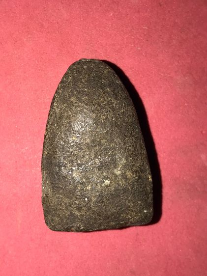 พระหลวงพ่อทวด เนื้อว่าน พิมพ์ใหญ่ ไหล่จุดหูขีด นิยม ปี2497 จ.ปัตตานี ด้านหลังเรียบ เนื้อว่านออกสีเทาดำ ดินกากยายักษ์ ผิวเดิมๆ แร่จม เป็นธรรม รูปที่ 2