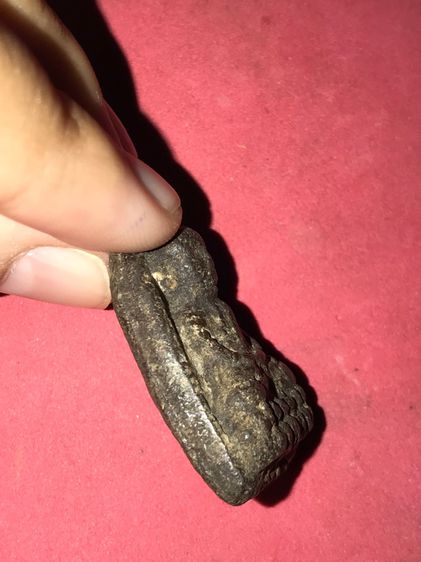 พระหลวงพ่อทวด เนื้อว่าน พิมพ์ใหญ่ ไหล่จุดหูขีด นิยม ปี2497 จ.ปัตตานี ด้านหลังเรียบ เนื้อว่านออกสีเทาดำ ดินกากยายักษ์ ผิวเดิมๆ แร่จม เป็นธรรม รูปที่ 3