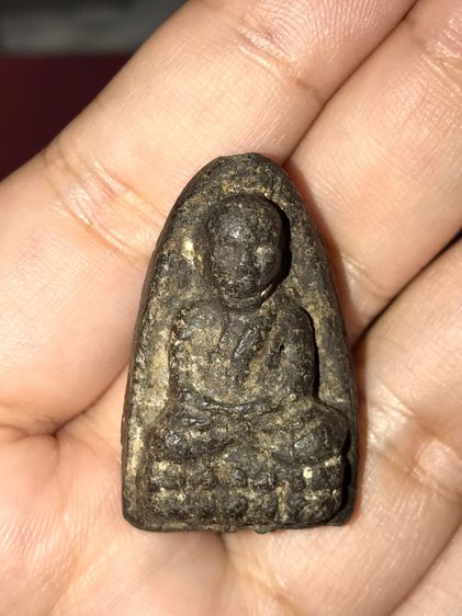 พระหลวงพ่อทวด เนื้อว่าน พิมพ์ใหญ่ ไหล่จุดหูขีด นิยม ปี2497 จ.ปัตตานี ด้านหลังเรียบ เนื้อว่านออกสีเทาดำ ดินกากยายักษ์ ผิวเดิมๆ แร่จม เป็นธรรม รูปที่ 7