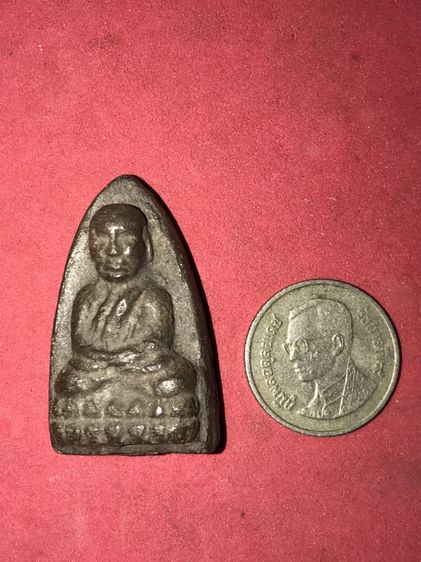 พระหลวงพ่อทวด เนื้อดินผสมว่าน พิมพ์ใหญ่ ไหล่จุดหูขีด นิยม ปี2497 จ.ปัตตานี ด้านหลังเรียบ เนื้อว่านออกสีเทาดำ ดินกากยายักษ์ ผิวเดิมๆ แร่จม เป รูปที่ 6