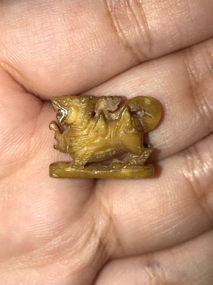 สิงห์ อาจารย์เฮง ไพรวัลย์ วัดเขาดินใต้ จ.นครสวรรค์ เนื้อผิวสีน้ำผึ้ง ฉ่ำ ผิวไม่มีคมมือ ศิลปะการแกะ สวยงาม คลาสสิค อย่าสวย สภาพสมบูรณ์ เก่า ย รูปที่ 9